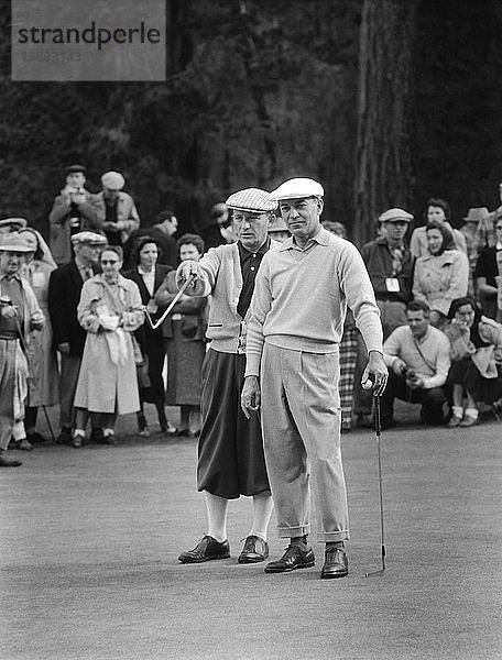 Pebble Beach  Kalifornien: ca. 1948 Bing Crosby und Ben Hogan diskutieren über Golf.