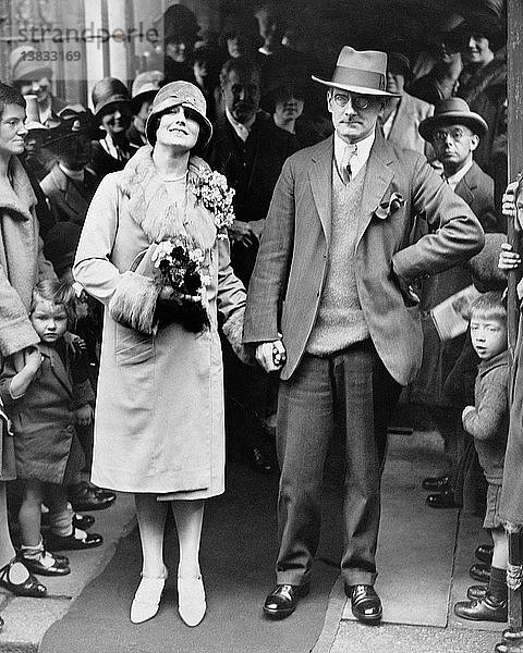 London  England: 1927 Der irische Dramatiker Sean O´Casey nach seiner Hochzeit mit Eileen Carey in der Church of All Souls in Chelsea.