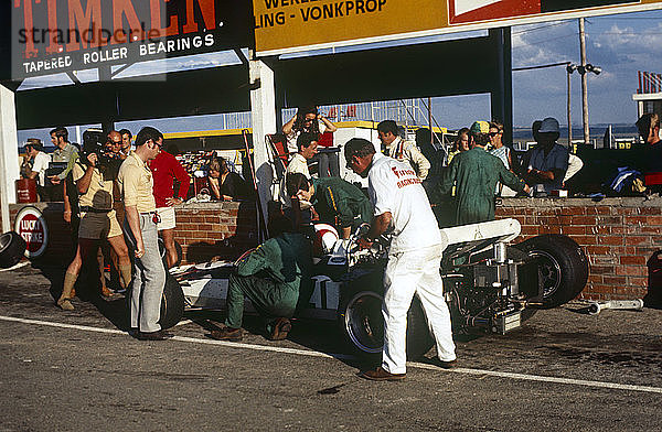 GP von Südafrika  Kyalami  6. März 1971. Rolf Stommelen  Surtees-Cosworth  im Ruhestand.