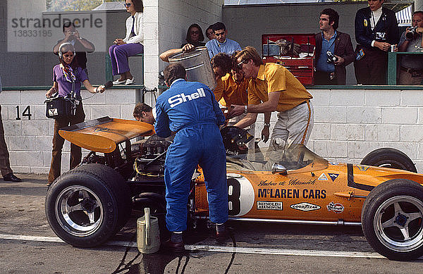 GP von Kanada  Mont Tremblant  20. September 1970. Andrea de Adamich  McLaren Alfa Romeo  Boxenszene  ausgeschieden.