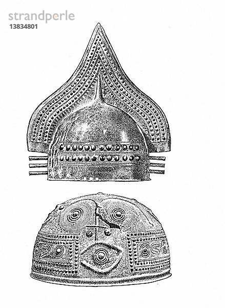 Die Villanovaner waren geschickte Handwerker in der Bronzeverarbeitung. (oben) Ein Kappenhelm aus dem 8. Jahrhundert und (unten) ein Kammhelm aus dem 9. Jahrhundert  die beide in Gräbern in Tarquinia gefunden wurden. Das grobe Gesicht auf der Vorderseite der Kappe stellt vermutlich einen villanovischen Kriegsgott dar.