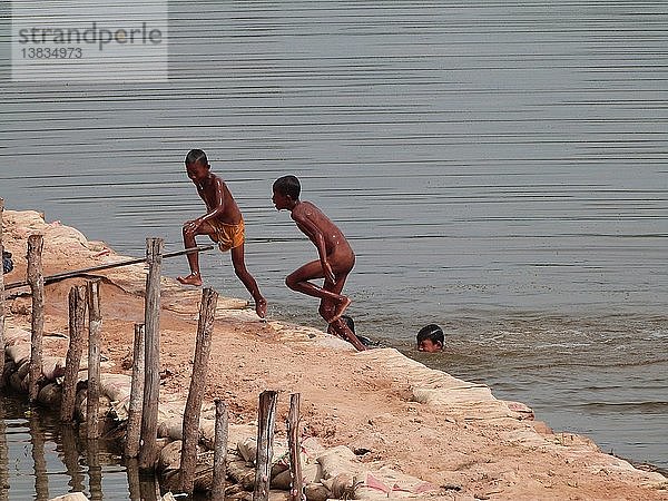 Kambodscha Archäologie Angkor Kinder schwimmen im Großen See