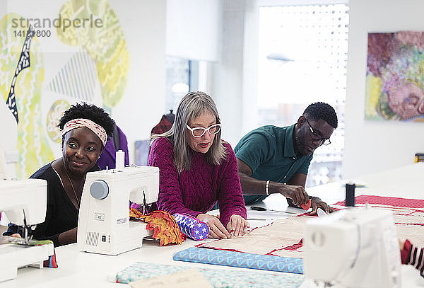 Modedesigner bei der Arbeit im Atelier