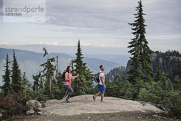 Paar beim Wandern auf einem Berggipfel  Dog Mountain  BC  Kanada