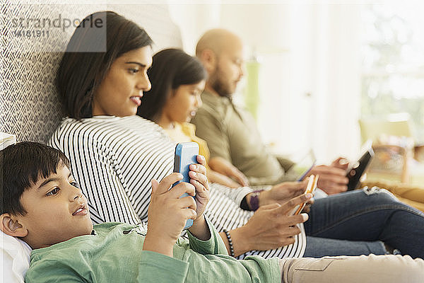 Familie nutzt Technologie am Bett