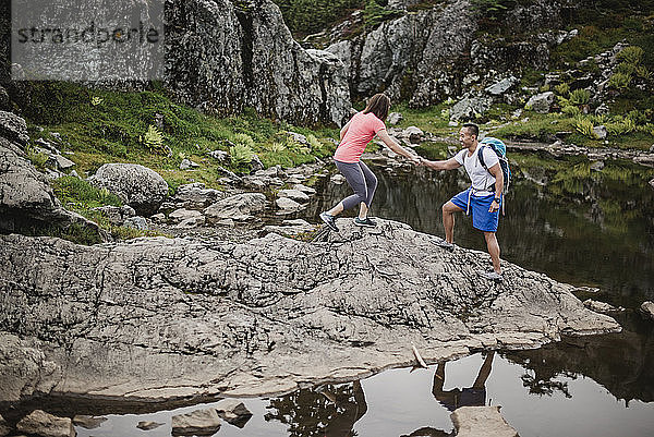 Pärchen beim Wandern auf Felsen  Dog Mountain  BC  Kanada