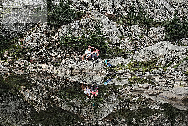 Porträt Pärchen beim Wandern  Ausruhen am felsigen See  Dog Mountain  BC  Kanada