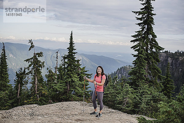 Porträt einer glücklichen jungen Frau beim Wandern auf einem Berggipfel  Dog Mountain  BC  Kanada