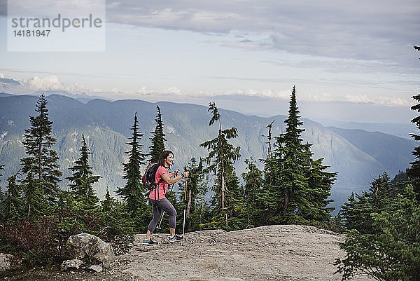 Frau beim Wandern auf einem Berggipfel  Dog Mountain  BC  Kanada