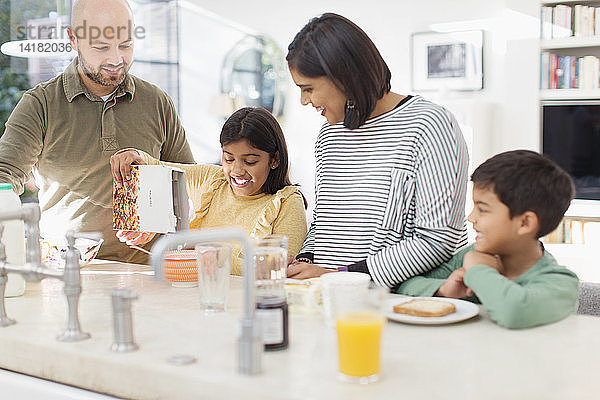 Familie genießt das Frühstück in der Küche