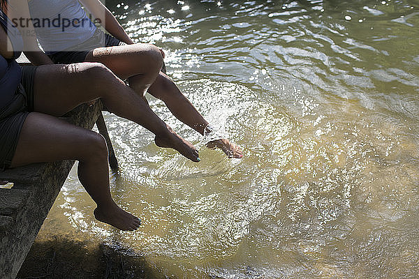 Familie plantscht im sonnigen Fluss