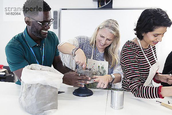 Freunde genießen den Töpferkunstkurs