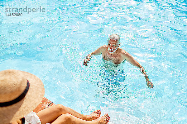 Älterer Mann im sonnigen Sommerschwimmbad