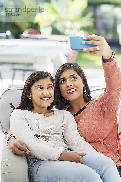 Mutter und Tochter nehmen Selfie mit Kamera-Handy