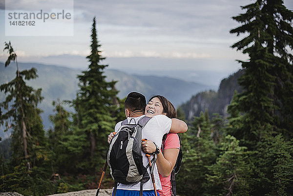 Glückliches Paar beim Wandern  Umarmung auf dem Berg  Dog Mountain  BC  Kanada