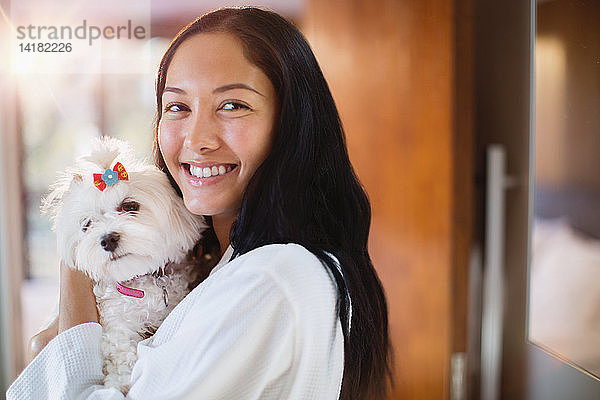 Portrait glückliche junge Frau mit Hund