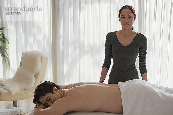 Porträt selbstbewusste weibliche Masseurin gibt Mann Massage