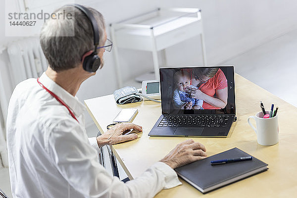 Pädiatrische Videosprechstunde für ein Kind  das zahnt.