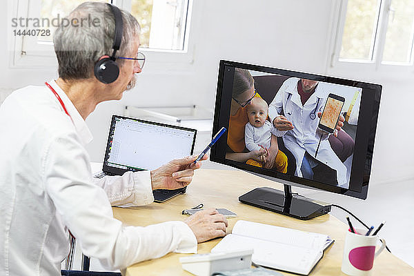 Pädiatrische Videosprechstunde mit zwei Ärzten bei atopischer Dermatitis.