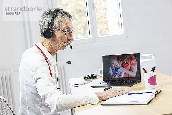 Pädiatrische Videosprechstunde für ein Kind  das zahnt.