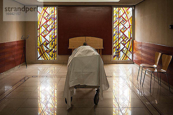 Die Krankenschwestern der Sterbekammer nehmen den Mann  der gerade verstorben ist  mit in den Raum der Meditation. Krankenhaus. Aix en Provence PACA FRANKREICH