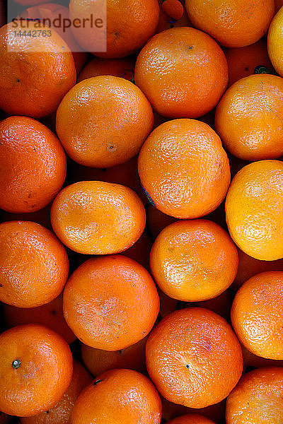 Orangen zum Verkauf auf einem Straßenmarkt. Frankreich.