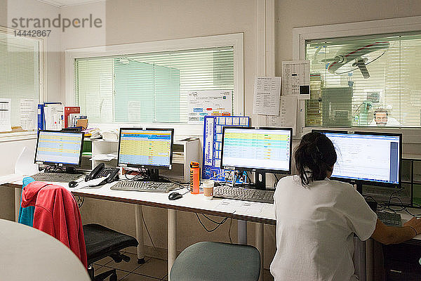 Eine Krankenschwester steht im Hauptbüro der Notaufnahme des Krankenhauses von Aix en Provence.PACA FRANKREICH