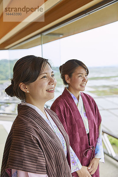Japanische Frauen tragen Yukata in einem traditionellen Hotel