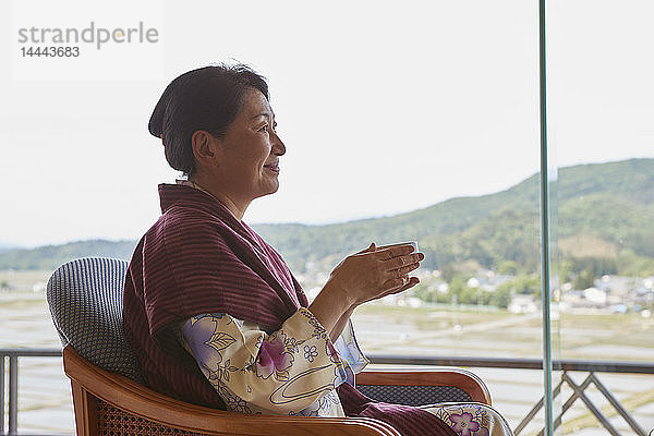 Japanische Seniorin in Yukata in einem traditionellen Hotel