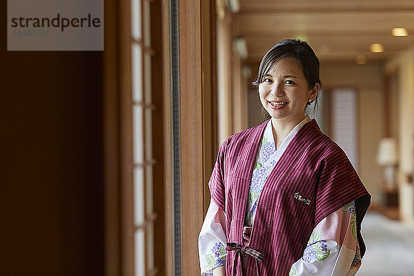 Japanerin trägt Yukata in einem traditionellen Hotel