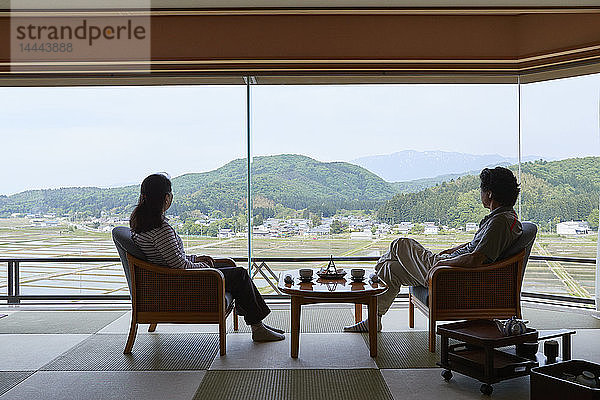 Japanisches Seniorenpaar in Yukata in einem traditionellen Hotel