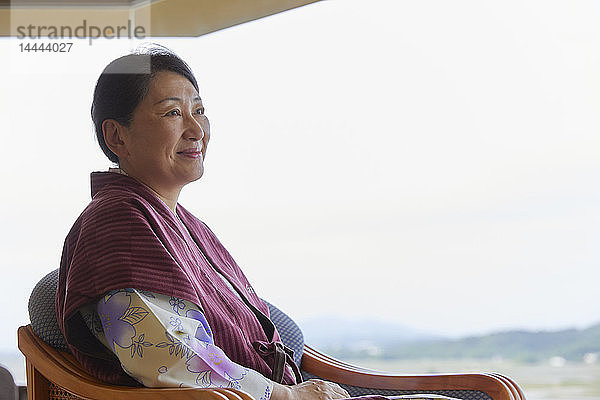 Japanische Seniorin in Yukata in einem traditionellen Hotel