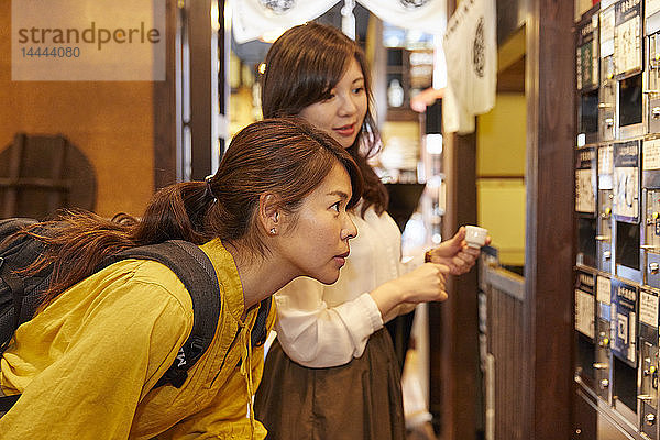 Japanische Frauen bei einer Sake-Verkostung