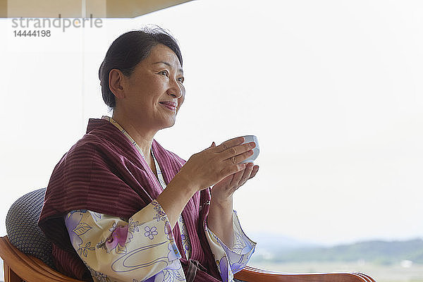 Japanische Seniorin in Yukata in einem traditionellen Hotel