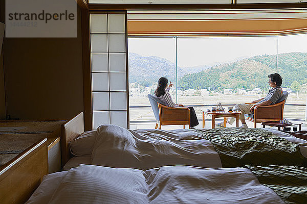 Japanisches Seniorenpaar in Yukata in einem traditionellen Hotel