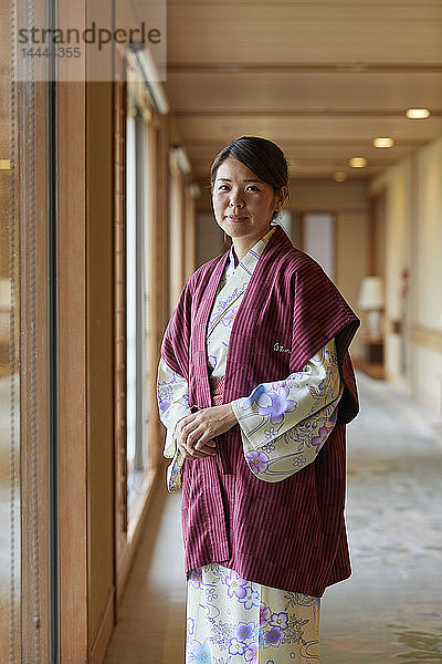 Japanerin trägt Yukata in einem traditionellen Hotel