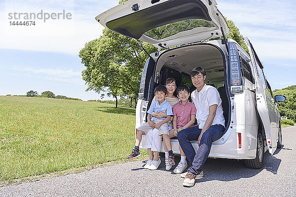 Japanische Familie in einem Stadtpark