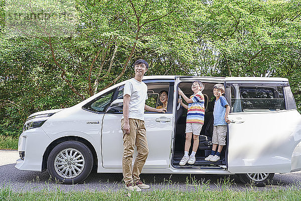 Japanische Familie in einem Stadtpark