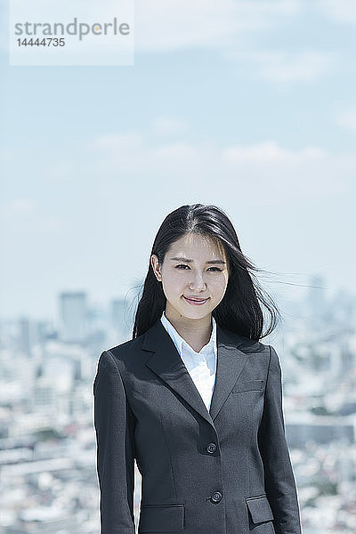 Junge japanische Geschäftsfrau