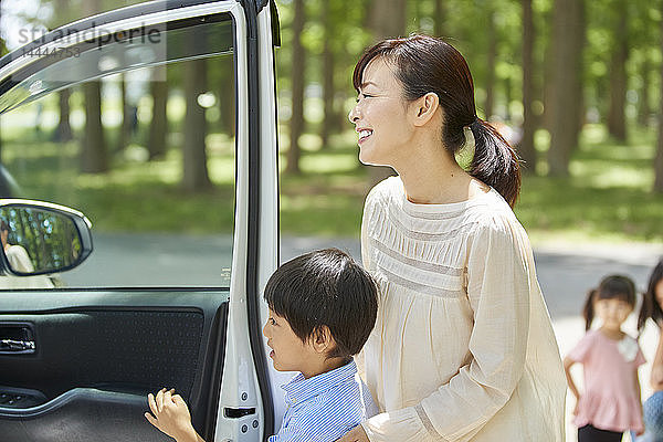 Japanische Familie in einem Stadtpark