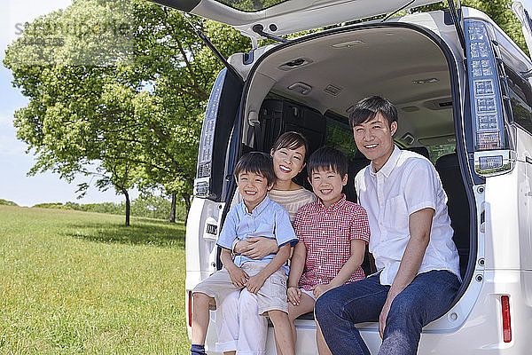 Japanische Familie in einem Stadtpark