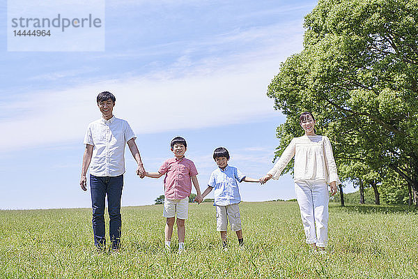 Japanische Familie in einem Stadtpark