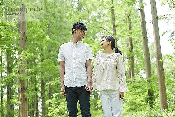 Japanisches Paar in einem Stadtpark