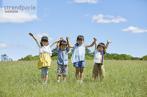 Japanische Kinder in einem Stadtpark