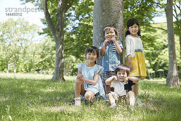 Japanische Kinder in einem Stadtpark