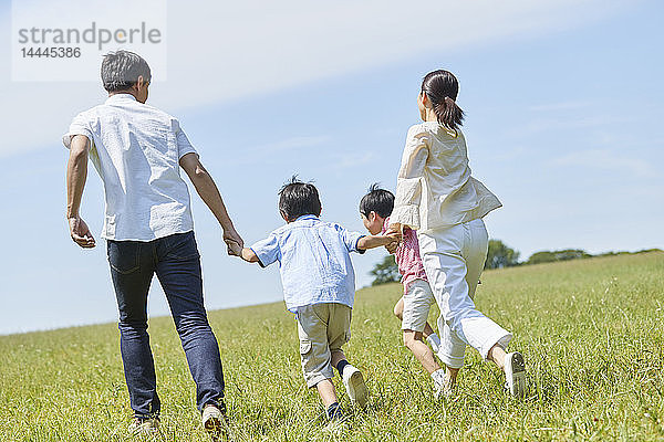 Japanische Familie in einem Stadtpark