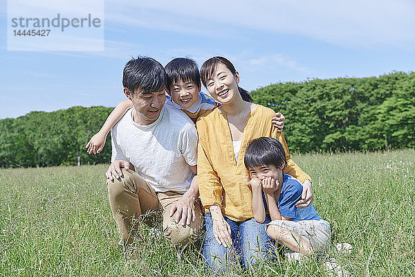 Japanische Familie in einem Stadtpark