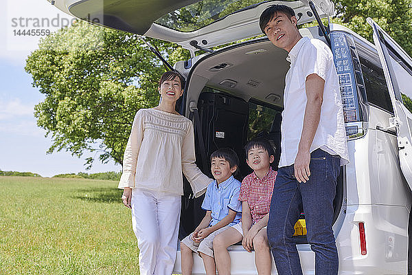 Japanische Familie in einem Stadtpark