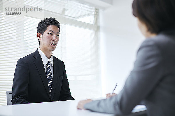 Junge japanische Geschäftsleute