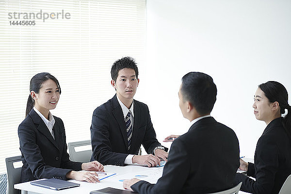 Junge japanische Geschäftsleute